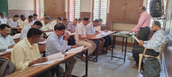 ಕೋಲಾರದ ಚಿನ್ಮಯ ಶಾಲೆಯ ಸಮಾಜವಿಜ್ಞಾನ ಮೌಲ್ಯಮಾಪನ ಕೇಂದ್ರದಲ್ಲಿ ಮಂಗಳವಾರ ಎಸ್ಸೆಸ್ಸೆಲ್ಸಿ ಮೌಲ್ಯಮಾಪನ ಪೂರ್ವಸಿದ್ದತಾ ಸಭೆಯಲ್ಲಿ ಜಂಟಿ,ಉಪ ಮೌಲ್ಯಉಪ ಮುಖ್ಯ ಮೌಲ್ಯಮಾಪಕರು ಹಾಜರಿದ್ದು, ವ್ಯವಸ್ಥಾಪಕ ಸಮಿವುಲ್ಲಾ ಮಾರ್ಗದರ್ಶನ ನೀಡಿದರು. ಕೋಲಾರದ ಚಿನ್ಮಯ ಶಾಲೆಯ ಸಮಾಜವಿಜ್ಞಾನ ಮೌಲ್ಯಮಾಪನ ಕೇಂದ್ರದಲ್ಲಿ ಮಂಗಳವಾರ ಎಸ್ಸೆಸ್ಸೆಲ್ಸಿ ಮೌಲ್ಯಮಾಪನ ಪೂರ್ವಸಿದ್ದತಾ ಸಭೆಯಲ್ಲಿ ಜಂಟಿ,ಉಪ ಮೌಲ್ಯಉಪ ಮುಖ್ಯ ಮೌಲ್ಯಮಾಪಕರು ಹಾಜರಿದ್ದು, ವ್ಯವಸ್ಥಾಪಕ ಸಮಿವುಲ್ಲಾ ಮಾರ್ಗದರ್ಶನ ನೀಡಿದರು.