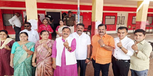 ಕುಟುಂಬ ಸಮೇತ ರಾಜ್ಯ ಸಭಾ ಸದಸ್ಯ ನಾರಾಯಣಸಾ ಭಾಂಡಗೆ ಮತದಾನ