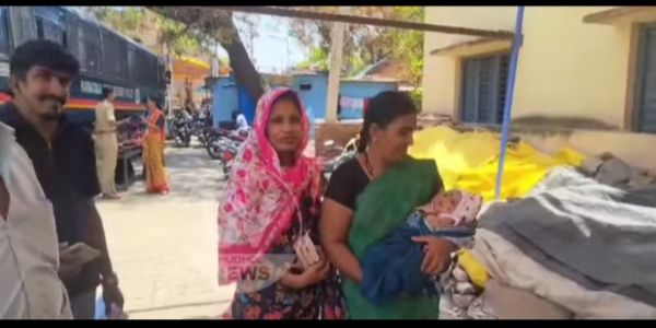 ಹಸುಳೆಯೊಂದಿಗೆ ಬಂದು ಮತ ಚಲಾಯಿಸಿದ ಬಾಣಂತಿ ಮಹಿಳೆ