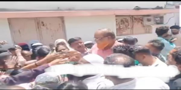 ಬಾಗಲಕೋಟೆಯ ವಾಂಬೆ ಕಾಲೊನಿಯಲ್ಲಿ ಹಣ ಹಂಚಿಕೆ ಆರೋಪ ; ಕಾಂಗ್ರೆಸ್ ಮುಖಂಡ ಜಾಫರ ಬೇಪಾರಿ ವಿಡಿಯೋ ವೈರಲ್