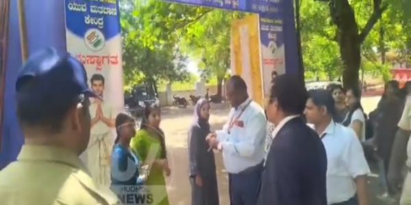 ತಲೆ ಸುತ್ತು ಬಂದ ಯುವತಿಗೆ ಜಿಲ್ಲಾಧಿಕಾರಿ ಸಂಗಪ್ಪ ಆರೈಕೆ