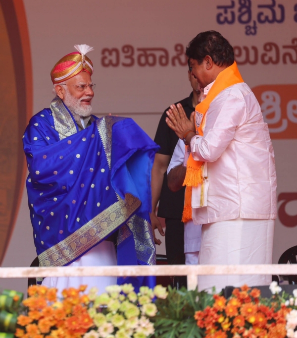 ಪ್ರಧಾನಿಗೆ ಸನ್ಮಾನಿಸಿದ ಅಶೋಕ