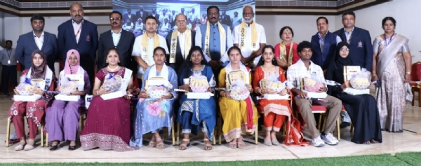 ಪೊಲೀಸ್ ಉಪ ಮಹಾನಿರೀಕ್ಷಕ ಡಿಐಜಿಪಿ ಡಿ.ದೇವರಾಜ್ ಕೋಲಾರ ಜಿಲ್ಲೆಯ ಬಂಗಾರಪೇಟೆಯಲ್ಲಿ ಎಸ್ಡಿಸಿ ಶಿಕ್ಷಣ ಸಂಸ್ಥೆಯಲ್ಲಿ ಪದವಿ ಪೂರ್ವ ಪರೀಕ್ಷೆಯಲ್ಲಿ ಅತಿ ಹೆಚ್ಚು ಅಂಕಗಳನ್ನು ಪಡೆದ ವಿದ್ಯಾರ್ಥಿಗಳನ್ನು ಅಭಿನಂದಿಸಲಾಯಿತು.