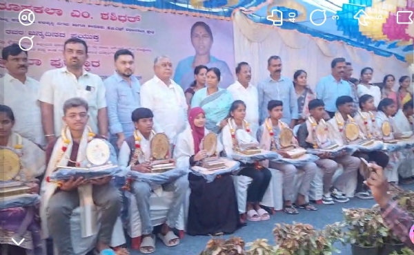 ಕೆಜಿಎಫ್ ಶಾಸಕರಾದ ಡಾ.ಎಂ.ರೂಪಕಲಾ ಶಶಿಧರ್ ತಮ್ಮ ಹುಟ್ಟುಹಬ್ಬದಂದು ಎಸ್.ಎಸ್.ಎಲ್.ಸಿ. ಪರೀಕ್ಷೆಯಲ್ಲಿ ಅತಿ ಹೆಚ್ಚು ಅಂಕ ಗಳಿಸಿದ ವಿದ್ಯಾರ್ಥಿಗಳನ್ನು ಸನ್ಮಾನಿಸಿದರು.