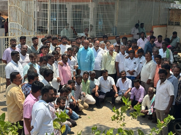 ಕೋಲಾರ ತಾಲ್ಲೂಕಿನ ಕ್ಯಾಲನೂರು ಹೋಬಳಿಯ ಚನ್ನಸಂದ್ರ ಗ್ರಾಮದಲ್ಲಿ ಜೆಡಿಎಸ್ ಮುಖಂಡ ಸಿ.ಎಂ.ಆರ್. ಶ್ರೀನಾಥ್ ಮತದಾರರ ಪರಿಷ್ಕರಣೆಯ ಬಗ್ಗೆ ನಡೆದ ಜಾಗೃತಿ ಕಾರ್ಯಕ್ರಮದಲ್ಲಿ ಮಾತನಾಡಿದರು.