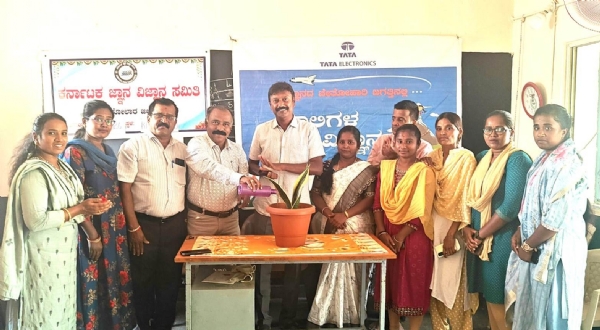 ಕೋಲಾರ ತಾಲ್ಲೂಕಿನ ನರಸಾಪುರದಲ್ಲಿ ನಡೆದ ಬೇಸಿಗೆ ಶಿಬಿರವನ್ನು ಕರ್ನಾಟಕ ಜ್ಞಾನ ವಿಜ್ಞಾನ ಸಮಿತಿ ಅಧ್ಯಕ್ಷ ಜಿ.ಶ್ರೀನಿವಾಸ್ ಉದ್ಘಾಟಿಸಿದರು. ಕೋಲಾರ ತಾಲ್ಲೂಕಿನ ನರಸಾಪುರದಲ್ಲಿ ನಡೆದ ಬೇಸಿಗೆ ಶಿಬಿರವನ್ನು ಕರ್ನಾಟಕ ಜ್ಞಾನ ವಿಜ್ಞಾನ ಸಮಿತಿ ಅಧ್ಯಕ್ಷ ಜಿ.ಶ್ರೀನಿವಾಸ್ ಉದ್ಘಾಟಿಸಿದರು.
