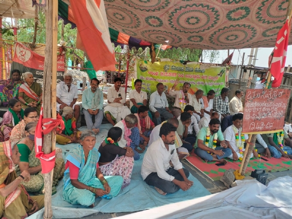 ಕುಡತಿನಿ : ಭೂ ಸಂತ್ರಸ್ತರಿಂದ ಸರದಿ ಉಪವಾಸ ಸತ್ಯಾಗ್ರಹ ಪ್ರಾರಂಭ ಕುಡತಿನಿ : ಭೂ ಸಂತ್ರಸ್ತರಿಂದ ಸರದಿ ಉಪವಾಸ ಸತ್ಯಾಗ್ರಹ ಪ್ರಾರಂಭ