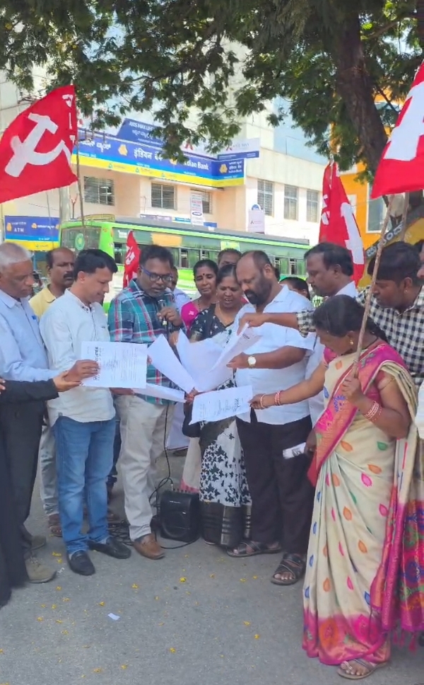ಕೇಂದ್ರದ ನೂತನ ಕಾರ್ಮಿಕ ಸಂಹಿತೆಗಳನ್ನು ವಾಪಸ್ಸು ಪಡೆಯಲು ಒತ್ತಾಯಿಸಿ ಕೋಲಾರದ ಮೆಕ್ಕೆ ವೃತ್ತದಲ್ಲಿ ಸಿ.ಐ.ಟಿ.ಯು. ಸಂಘಟನೆಯಿAದ ಕಾರ್ಮಿಕ ಸಂಹಿತೆ ಪ್ರತಿಗೆ ಬೆಂಕಿಹಚ್ಚಿ ಪ್ರತಿಭಟಿಸಲಾಯಿತು.