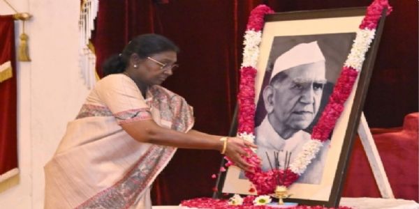 ಮಾಜಿ ರಾಷ್ಟ್ರಪತಿ ಫಕ್ರುದ್ದೀನ್ ಅಲಿ ಅಹ್ಮದ್ ಜಯಂತಿ : ರಾಷ್ಟ್ರಪತಿ ಮುರ್ಮು ಪುಷ್ಪನಮನ