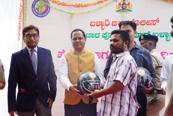 ಹೆಲ್ಮೆಟ್ ಜಾಗೃತಿಗಾಗಿ ಬೈಕ್ ಸವಾರಿ : ಜಿಲ್ಲಾಧಿಕಾರಿ ನಾಗೇಂದ್ರ ಪ್ರಸಾದ್