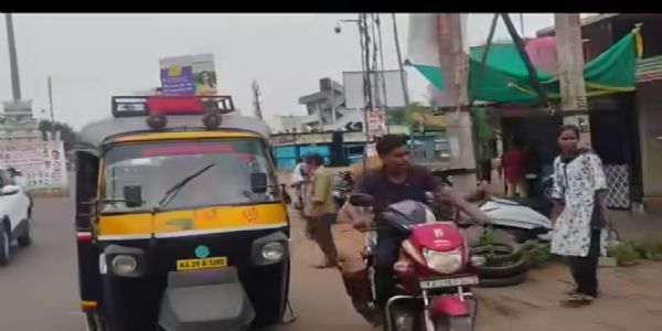 ಜಿಲ್ಲಾಸ್ಪತ್ರೆ ಎದುರು ಟಂಟಂ ಹಾವಳಿ ; ಪ್ರಯಾಣಿಕರು, ಬಸ್ ಚಾಲಕರಿಗೆ ತೀವ್ರ ತೊಂದರೆ