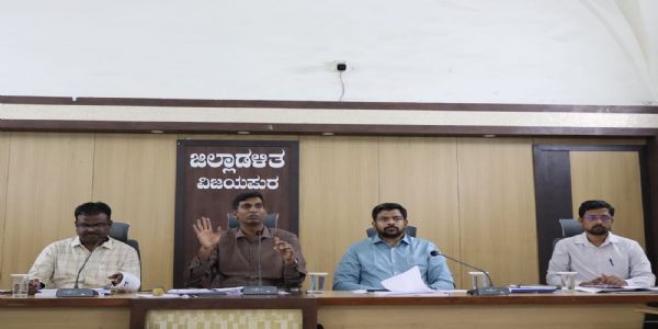 ಕುಡಿಯುವ ನೀರು, ಕಸ ವಿಲೇವಾರಿ ಹಾಗೂ ಬೀದಿ ನಾಯಿಗಳ ನಿಯಂತ್ರಣಕ್ಕೆ ಆದ್ಯತೆ : ಜಿಲ್ಲಾಧಿಕಾರಿ ಡಾ. ಆನಂದ ಕೆ. ಖಡಕ್ ಸೂಚನೆ