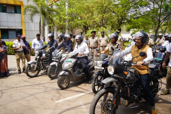 ಹೆಲ್ಮೆಟ್ ಜಾಗೃತಿಗಾಗಿ ಬೈಕ್ ಸವಾರಿ : ಜಿಲ್ಲಾಧಿಕಾರಿ ನಾಗೇಂದ್ರ ಪ್ರಸಾದ್