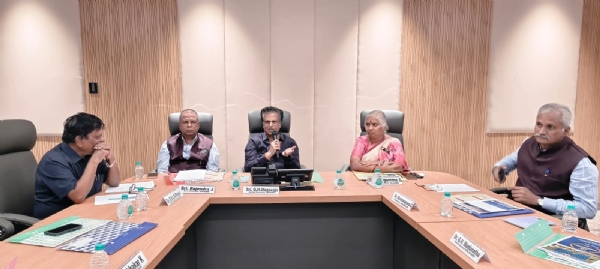 ಕೋಲಾರ ನಗರ ಹೊರವಲಯದ ಟಮಕ ಬಡಾವಣೆಯಲ್ಲಿರುವ ದೇವರಾಜ ಅರಸು ವೈದ್ಯಕೀಯ ಕಾಲೇಜಿನ ಘಟಿಕೋತ್ಸವದ ಬಗ್ಗೆ ಸಂಸ್ಥೆಯ ಕುಲಾಧಿಪತಿ ಜೆ.ಹೆಚ್.ನಾಗರಾಜ್ ಮಾಹಿತಿ ನೀಡಿದರು.