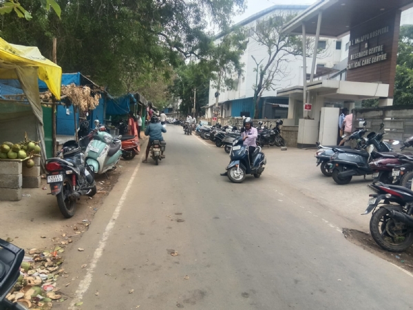 ಕೋಲಾರ ನಗರ ಹೊರವಲಯದ ಆರ್.ಎಲ್.ಜಾಲಪ್ಪ ಆಸ್ಪತ್ರೆಯ ಹೊರಗೆ ಅಡ್ಡಾದಿಡ್ಡಿಯಾಗಿ ನಿಲ್ಲಿಸಲಾಗಿರುವ ದ್ವಿಚಕ್ರ ವಾಹನಗಳು.