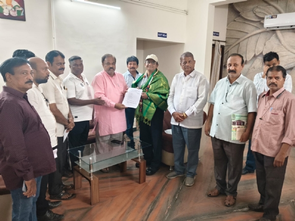 ನೈರುತ್ಯ ರೈಲ್ವೆ ಮೇನೇಜರ್ಗೆ ಮನವಿ ಸಲ್ಲಿಸಿದ ಕರಾರೈಕ್ರಿ ಸಮಿತಿ ನೈರುತ್ಯ ರೈಲ್ವೆ ಮೇನೇಜರ್ಗೆ ಮನವಿ ಸಲ್ಲಿಸಿದ ಕರಾರೈಕ್ರಿ ಸಮಿತಿ