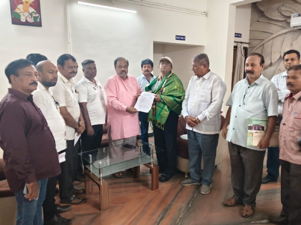 ನೈರುತ್ಯ ರೈಲ್ವೆ ಮೇನೇಜರ್ಗೆ ಮನವಿ ಸಲ್ಲಿಸಿದ ಕರಾರೈಕ್ರಿ ಸಮಿತಿ ನೈರುತ್ಯ ರೈಲ್ವೆ ಮೇನೇಜರ್ಗೆ ಮನವಿ ಸಲ್ಲಿಸಿದ ಕರಾರೈಕ್ರಿ ಸಮಿತಿ