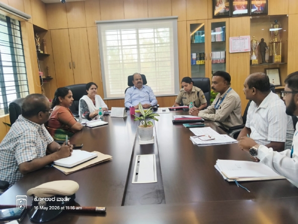 ಕರ್ನಾಟಕ ರಾಜ್ಯ ಸಾರಿಗೆ ಸಂಸ್ಥೆ ನೌಕರರು ಕೈಗೊಳ್ಳಲಿರುವ ಮುಷ್ಕರದ ಹಿನ್ನಲೆಯಲ್ಲಿ ಕೋಲಾರ ಜಿಲ್ಲಾಧಿಕಾರಿ ಡಾ. ಎಂ.ಆರ್.ರವಿ ಅಧಿಕಾರಿಗಳ ಸಭೆ ನಡೆಸಿದರು.