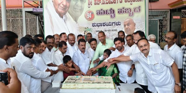 ಕೋಲಾರದಲ್ಲಿ ಸಿಎಂಆರ್ ಶ್ರೀನಾಥ್ ನೇತೃತ್ವದಲ್ಲಿ ದೇವೇಗೌಡರ ಹುಟ್ಟುಹಬ್ಬ ಆಚರಣೆ