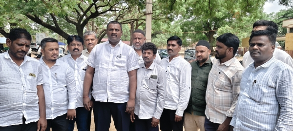 ಕೋಲಾರದಲ್ಲಿ ಮಾಧ್ಯಮ ಪ್ರತಿನಿಧಿಗಳೊಂದಿಗೆ ಮಾತನಾಡಿದ ಕೋಲಾರ ಬ್ಲಾಕ್ ಕಾಂಗ್ರೆಸ್ ಅಧ್ಯಕ್ಷ ಮೈಲಾಂಡಹಳ್ಳಿ ಮುರಳಿ ಕೇಂದ್ರ ಶಿಕ್ಷಣ ಸಚಿವರ ರಾಜೀನಾಮೆಗೆ ಒತ್ತಾಯ.