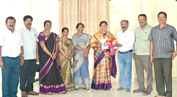 ಕೋಲಾರ ಕ್ಷೇತ್ರ ಶಿಕ್ಷಣಾಧಿಕಾರಿ ಉಮಾ ರವರನ್ನು ಜಿಲ್ಲಾ ಪ್ರಾಥಮಿಕ ಶಾಲಾ ಮುಖ್ಯೋಪಾಧ್ಯಾಯರ ಸಂಘದ ಪದಾಧಿಕಾರಿಗಳು ಸ್ವಾಗತಿಸಿದರು. ಕೋಲಾರ ಕ್ಷೇತ್ರ ಶಿಕ್ಷಣಾಧಿಕಾರಿ ಉಮಾ ರವರನ್ನು ಜಿಲ್ಲಾ ಪ್ರಾಥಮಿಕ ಶಾಲಾ ಮುಖ್ಯೋಪಾಧ್ಯಾಯರ ಸಂಘದ ಪದಾಧಿಕಾರಿಗಳು ಸ್ವಾಗತಿಸಿದರು.