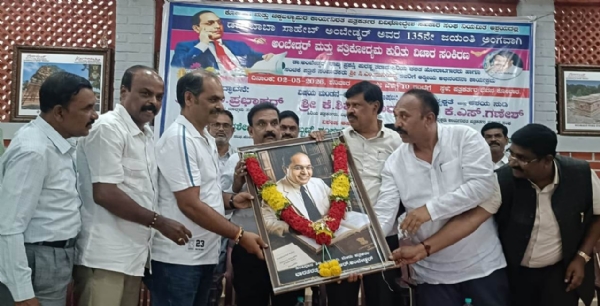 ಡಾ.ಬಿ.ಆರ್. ಅಂಬೇಡ್ಕರ್ ಪ್ರಶಸ್ತಿ ಪುರಸ್ಕೃತ ಸಿ.ಎಂ. ಮುನಿಯಪ್ಪನವರನ್ನು ಕೋಲಾರದಲ್ಲಿ ಶನಿವಾರ ಅಭಿನಂದಿಸಲಾಯಿತು.