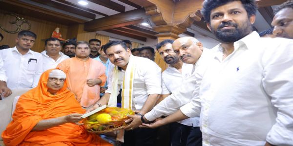 ಸುತ್ತೂರು ಶ್ರೀ ಕ್ಷೇತ್ರಕ್ಕೆ ವಿಜಯೇಂದ್ರ ಭೇಟಿ ; ಯಡಿಯೂರಪ್ಪ ಅಭಿಮಾನೋತ್ಸವಕ್ಕೆ ಆಹ್ವಾನ