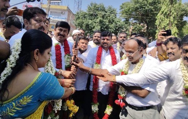 ಕೋಲಾರ ನಗರದಲ್ಲಿ ಅಭಿವೃದ್ಧಿ ಕಾರ್ಯಕ್ರಮಗಳಿಗೆ ಶಾಸಕ ಕೊತ್ತೂರು ಮಂಜುನಾಥ್ ಗುದ್ದಲಿ ಪೂಜೆ ನೆರವೇರಿಸಿದರು. ಕೋಲಾರ ನಗರದಲ್ಲಿ ಅಭಿವೃದ್ಧಿ ಕಾರ್ಯಕ್ರಮಗಳಿಗೆ ಶಾಸಕ ಕೊತ್ತೂರು ಮಂಜುನಾಥ್ ಗುದ್ದಲಿ ಪೂಜೆ ನೆರವೇರಿಸಿದರು.