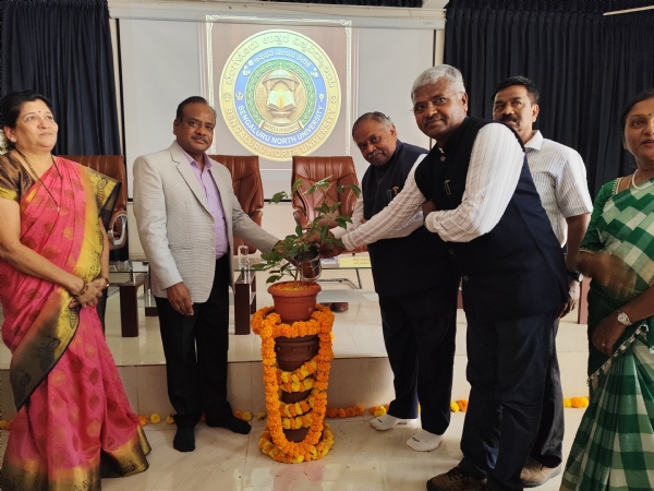 ಕೋಲಾರ ಬೆಂಗಳೂರು ಉತ್ತರ ವಿಶ್ವವಿದ್ಯಾಲಯ ಆರಂಬಿಸಿರುವ ಅನುಭವ ಮಂಟಪ ವಿಚಾರ ಮಂಥನವನ್ನು ಹಂಪಿ ಕನ್ನಡ ವಿಶ್ವವಿದ್ಯಾಲಯದ ಪ್ರೊ. ಡಿ.ವಿ. ಪರಮಶಿವಮೂರ್ತಿ ಉದ್ಘಾಟಿಸಿದರು.