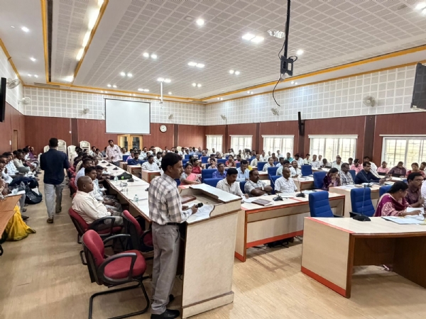 ಕೋಲಾರ ಜಿಲ್ಲಾ ಪಂಚಾಯಿತಿ ಮುಖ್ಯ ಕಾರ್ಯನಿರ್ವಹಣಾಧಿಕಾರಿ ಡಾ.ಪ್ರವೀಣ್ ಬಾಗೇವಾಡಿ ವಿವಿಧ ಇಲಾಖೆಗಳ ಪ್ರಗತಿ ಪರಿಶೀಲಿಸಿದರು.