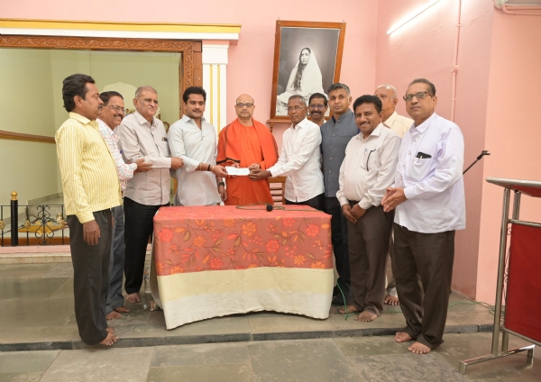 Cheque of Rs. 10 lakh for ashram development