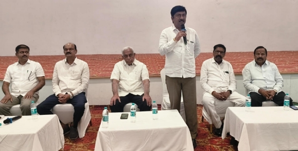ಕೋಲಾರ ನಗರದಲ್ಲಿ ಭಾನುವಾರ ಒಕ್ಕಲಿಗ ಸಮಾಜದ ಹಾಸ್ಟೆಲ್ ನಿರ್ಮಾಣಕ್ಕೆ ಸಂಬ0ಧಿಸಿದ ತೊಡಕುಗಳ ಬಗ್ಗೆ ಚರ್ಚಿಸಲು ಕರೆದಿದ್ದ ಒಕ್ಕಲಿಗ ಸಮಾಜದ ಮುಖಂಡರ ಸಭೆಯಲ್ಲಿ ವಿಧಾನಪರಿಷತ್ ಸದಸ್ಯ ಎಂ.ಎಲ್.ಅನಿಲ್ಕುಮಾರ್ ಮಾತನಾಡಿದರು.