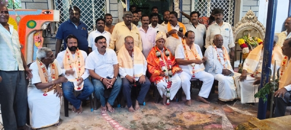 ಕೋಲಾರ ನಗರದ ಹಾರೋಹಳ್ಳಿಯ ದೀಪೋತ್ಸವ ಹಾಗೂ ಜಾತ್ರೆಯಲ್ಲಿ ರಾಜ್ಯ ಆಹಾರ ಸಚಿವ ಕೆ.ಎಚ್.ಮುನಿಯಪ್ಪ ಭಾಗವಹಿಸಿದ್ದು, ಅವರನ್ನು ಸನ್ಮಾನಿಸಲಾಯಿತು.
