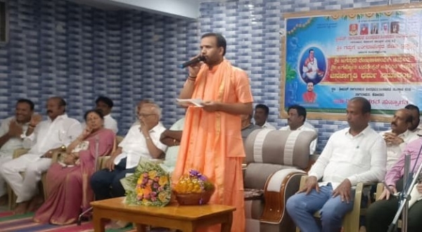 ಕೋಲಾರ ತಾಲ್ಲೂಕಿನ ನಾಗಲಾಪುರ ಮಠದಲ್ಲಿ ನಡೆದ ಧರ್ಮ ಜಾಗೃತಿ ಸಭೆಯಲ್ಲಿ ತೇಜೇಶಲಿಂಗ ಶಿವಾಚಾರ್ಯ ಸ್ವಾಮಿಗಳು ಮಾತನಾಡಿದರು.