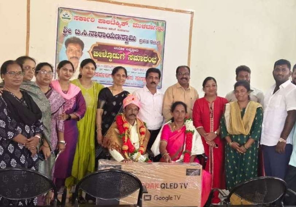 ಮುಳಬಾಗಿಲು ತಾಲ್ಲೂಕಿನ ಸರ್ಕಾರಿ ಪಾಲಿಟೆಕ್ನಿಕ್ ಕಾಲೇಜಿನಲ್ಲಿ ನಿವೃತ್ತರಾದ ನಾರಾಯಣಸ್ವಾಮಿರನ್ನು ಬೀಳ್ಕೊಡಲಾಯಿತು.