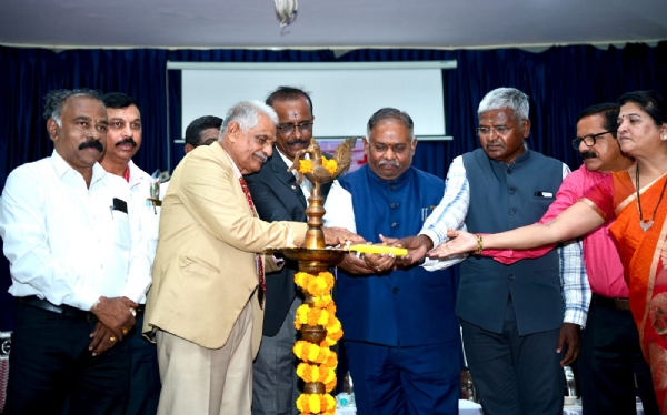 ಕೋಲಾರದಲ್ಲಿ ಬೆಂಗಳೂರು ಉತ್ತರ ವಿಶ್ವವಿದ್ಯಾಲಯದಿಂದ ನಡೆದ ಯುವ ರೆಡ್ ಕಾರ್ಯಕ್ರಮವನ್ನು ಕುಲಪತಿಗಳಾದ ಬಿ.ಕೆ.ರವಿ ಉದ್ಘಾಟಿಸಿದರು.