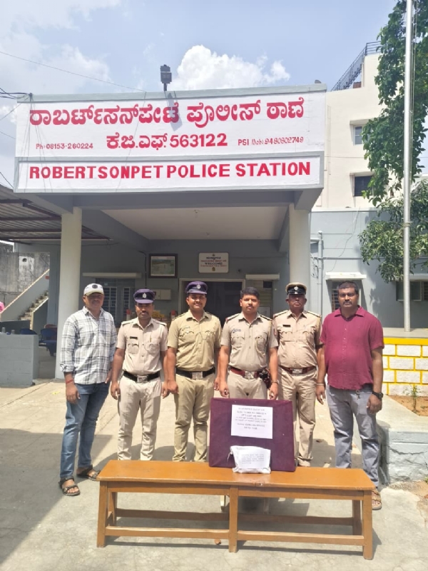 ಕೆಜಿಎಫ್ ರಾಬರ್ಟ್ಸನ್ಪೇಟೆ ಪೊಲೀಸರು ಗಾಂಜಾ ವಶಪಡಿಸಿಕೊಂಡಿದ್ದಾರೆ.
