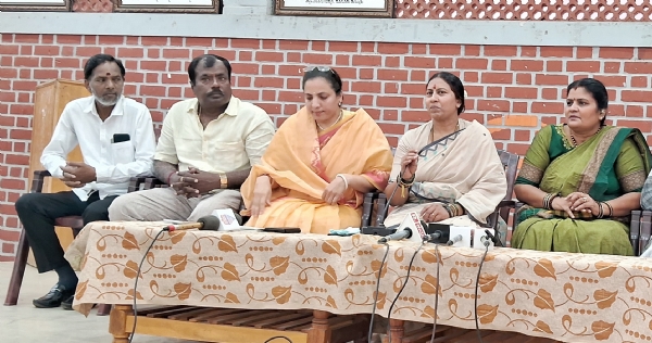 ಕೋಲಾರದಲ್ಲಿ ಬುಧವಾರ ಕೆಜಿಎಫ್ ಶಾಸಕಿ ರೂಪಾ ಶಶಿಧರ್ ಹಾಗೂ ಇತರರು ಕೇಂದ್ರ ಸರ್ಕಾರ ಮಂಡಿಸಿದ ಮಹಿಳಾ ಮೀಸಲಾತಿ ವಿಧೇಯಕದ ಬಗ್ಗೆ ಪತ್ರಿಕಾಗೋಷ್ಠಿಯಲ್ಲಿ ಮಾತನಾಡಿದರು.