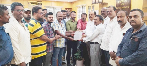 ಪತ್ರಕರ್ತರ ಸಹಕಾರಿ ಬಡಾವಣೆಗೆ ೫ ಎಕರೆ ನಿವೇಶನ ಮಂಜೂರು ಮಾಡುವಂತೆ ಒತ್ತಾಯಿಸಿ ಪತ್ರಕರ್ತರ ಸಹಕಾರ ಸಂಘದ ನಿಯೋಗದಿಂದ ಕೋಲಾರ ಜಿಲ್ಲಾಧಿಕಾರಿಗಳಿಗೆ ಮನವಿ ಸಲ್ಲಿಸಲಾಯಿತು.