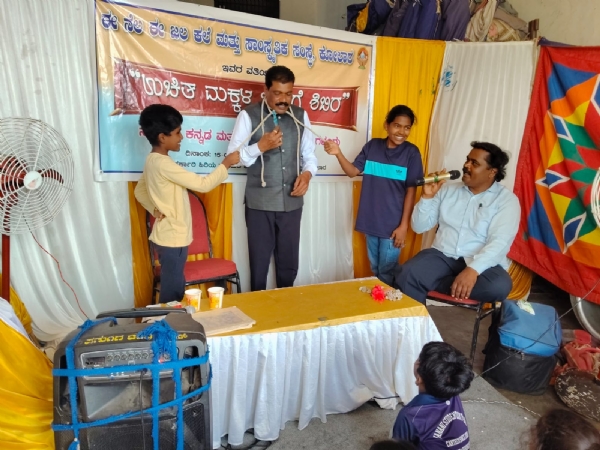ಕೋಲಾರ ತಾಲ್ಲೂಕಿನ ಅಮ್ಮೇರಹಳ್ಳಿ ಈನೆಲ ಈಜಲ ಸಾಂಸ್ಕೃತಿಕ ಸಂಘಟನೆಯ ಆಶ್ರಯದಲ್ಲಿ ನಡೆದ ಮಕ್ಕಳ ಬೇಸಿಗೆ ಶಿಬಿರದಲ್ಲಿ ಮ್ಯಾಜಿಕ್ ಶೋ ಪ್ರದರ್ಶಿಸಲಾಯಿತು.