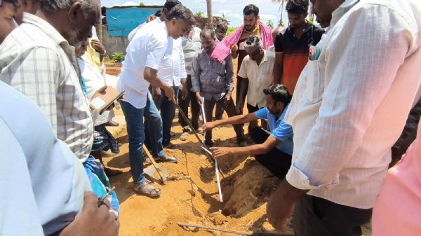 ಕೋಲಾರ ತಾಲ್ಲೂಕು ವಿಟಪ್ಪನಹಳ್ಳಿ ಗ್ರಾಮದಲ್ಲಿ ಜಲಜೀವನ್ ಮಿಷನ್ ಕಾಮಗಾರಿ ಕಳಪೆಯಾಗಿದ್ದು, ಗ್ರಾಮಸ್ಥರು ಅಧಿಕಾರಿಗಳನ್ನು ತರಾಟೆಗೆ ತೆಗೆದುಕೊಂಡರು.