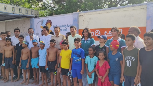 A swimming competition that attracted attention