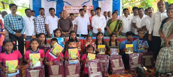 ಚಿತ್ರ ; ಕೋಲಾರ ತಾಲೂಕಿನ ನರಸಾಪುರದಲ್ಲಿ ಸೋಮವಾರ ಕರ್ನಾಟಕ ಪಬ್ಲಿಕ್ ಶಾಲೆಯಶಾಲಾ ಪ್ರಾರಂಭೋತ್ಸವದಲ್ಲಿ ಭಾಗವಹಿಸಿದ್ದರು. ಚಿತ್ರ ; ಕೋಲಾರ ತಾಲೂಕಿನ ನರಸಾಪುರದಲ್ಲಿ ಸೋಮವಾರ ಕರ್ನಾಟಕ ಪಬ್ಲಿಕ್ ಶಾಲೆಯಶಾಲಾ ಪ್ರಾರಂಭೋತ್ಸವದಲ್ಲಿ ಭಾಗವಹಿಸಿದ್ದರು.