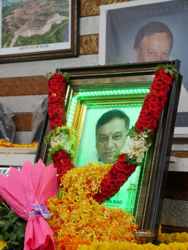 ಚಿತ್ರ ; ಗ್ರಾಮವಿಕಾಸ ಸಂಸ್ಥೆಯ ಮುಖ್ಯಸ್ಥರಾ ಎಂ.ವಿ.ಎನ್.ರಾವ್ರವರಿಗೆ ಕೋಲಾರದಲ್ಲಿ ನುಡಿನಮನ ಸಲ್ಲಿಸಲಾಯಿತು.