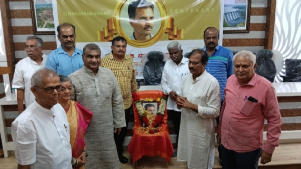 ಚಿತ್ರ : ಕೋಲಾರ ನಗರದಲ್ಲಿ  ಜಿ.ನಾರಾಯಣಸ್ವಾಮಿಯವರ ಶತಮಾನೋತ್ಸವ ಕಾರ್ಯಕ್ರಮದಲ್ಲಿ ಅವರ ಭಾವಚಿತ್ರಕ್ಕೆ ನಮನ ಸಲ್ಲಿಸಲಾಯಿತು.