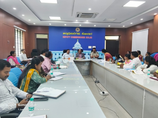 ಕೋಲಾರ ಜಿಲ್ಲಾಧಿಕಾರಿಗಳ ಕಚೇರಿಯಲ್ಲಿ ನಡೆದ ಟಾಸ್ಕ್ ಫೋರ್ಸ್ ಸಮಿತಿ ಸಭೆಯ ಅಧ್ಯಕ್ಷತೆ ವಹಿಸಿ ಜಿಲ್ಲಾಧಿಕಾರಿ ಡಾ. ಎಂ.ಆರ್. ರವಿ ಮಾತನಾಡಿದರು. ಕೋಲಾರ ಜಿಲ್ಲಾಧಿಕಾರಿಗಳ ಕಚೇರಿಯಲ್ಲಿ ನಡೆದ ಟಾಸ್ಕ್ ಫೋರ್ಸ್ ಸಮಿತಿ ಸಭೆಯ ಅಧ್ಯಕ್ಷತೆ ವಹಿಸಿ ಜಿಲ್ಲಾಧಿಕಾರಿ ಡಾ. ಎಂ.ಆರ್. ರವಿ ಮಾತನಾಡಿದರು.