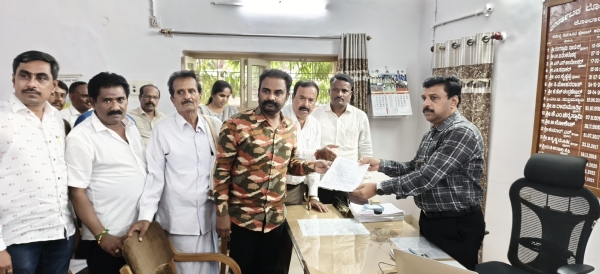 ಮಾಲೂರು ತಾಲ್ಲೂಕಿನ ತೊರ್ನಹಳ್ಳಿ ಗ್ರಾಮದ ಸರ್ಕಾರಿ ಜಮೀನುಗಳ ಕಬಳಿಕೆ ವಿರುದ್ಧ ತನಿಖೆಗೆ ಒತ್ತಾಯಿಸಿ ಕೋಲಾರ ಲೋಕಾಯುಕ್ತ ಡಿವೈಎಸ್ಪಿ ರವರಿಗೆ ಮಾಜಿ ಶಾಸಕ ಮಂಜುನಾಥಗೌಡ ದೂರು ಸಲ್ಲಿಸಿದರು. ಮಾಲೂರು ತಾಲ್ಲೂಕಿನ ತೊರ್ನಹಳ್ಳಿ ಗ್ರಾಮದ ಸರ್ಕಾರಿ ಜಮೀನುಗಳ ಕಬಳಿಕೆ ವಿರುದ್ಧ ತನಿಖೆಗೆ ಒತ್ತಾಯಿಸಿ ಕೋಲಾರ ಲೋಕಾಯುಕ್ತ ಡಿವೈಎಸ್ಪಿ ರವರಿಗೆ ಮಾಜಿ ಶಾಸಕ ಮಂಜುನಾಥಗೌಡ ದೂರು ಸಲ್ಲಿಸಿದರು.