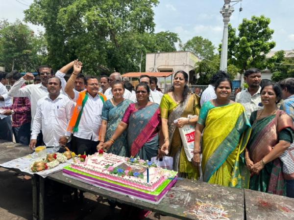 ನರೇಂದ್ರ ಮೋದಿ ಅಧಿಕಾರದಲ್ಲಿ 12 ವರ್ಷ : ಹಸ್ತದಲ್ಲಿ ಮೋದಿ ನರೇಂದ್ರ ಮೋದಿ ಅಧಿಕಾರದಲ್ಲಿ 12 ವರ್ಷ : ಹಸ್ತದಲ್ಲಿ ಮೋದಿ