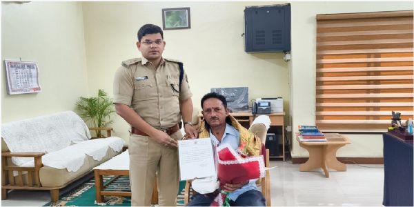 ಕಳೆದು ಹೋಗಿದ್ದ ಹಣ ಪೊಲೀಸರಿಗೆ ಒಪ್ಪಿಸಿದ ವ್ಯಕ್ತಿಗೆ ಸನ್ಮಾನ