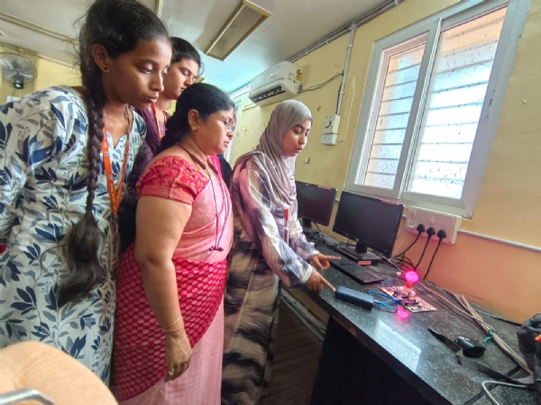 ಬಳ್ಳಾರಿ : ಮೈಕ್ರೋ ಕಂಟ್ರೋಲರ್ ಮಿನಿ ಪ್ರಾಜೆಕ್ಟ್ ಪ್ರದರ್ಶನ ಬಳ್ಳಾರಿ : ಮೈಕ್ರೋ ಕಂಟ್ರೋಲರ್ ಮಿನಿ ಪ್ರಾಜೆಕ್ಟ್ ಪ್ರದರ್ಶನ